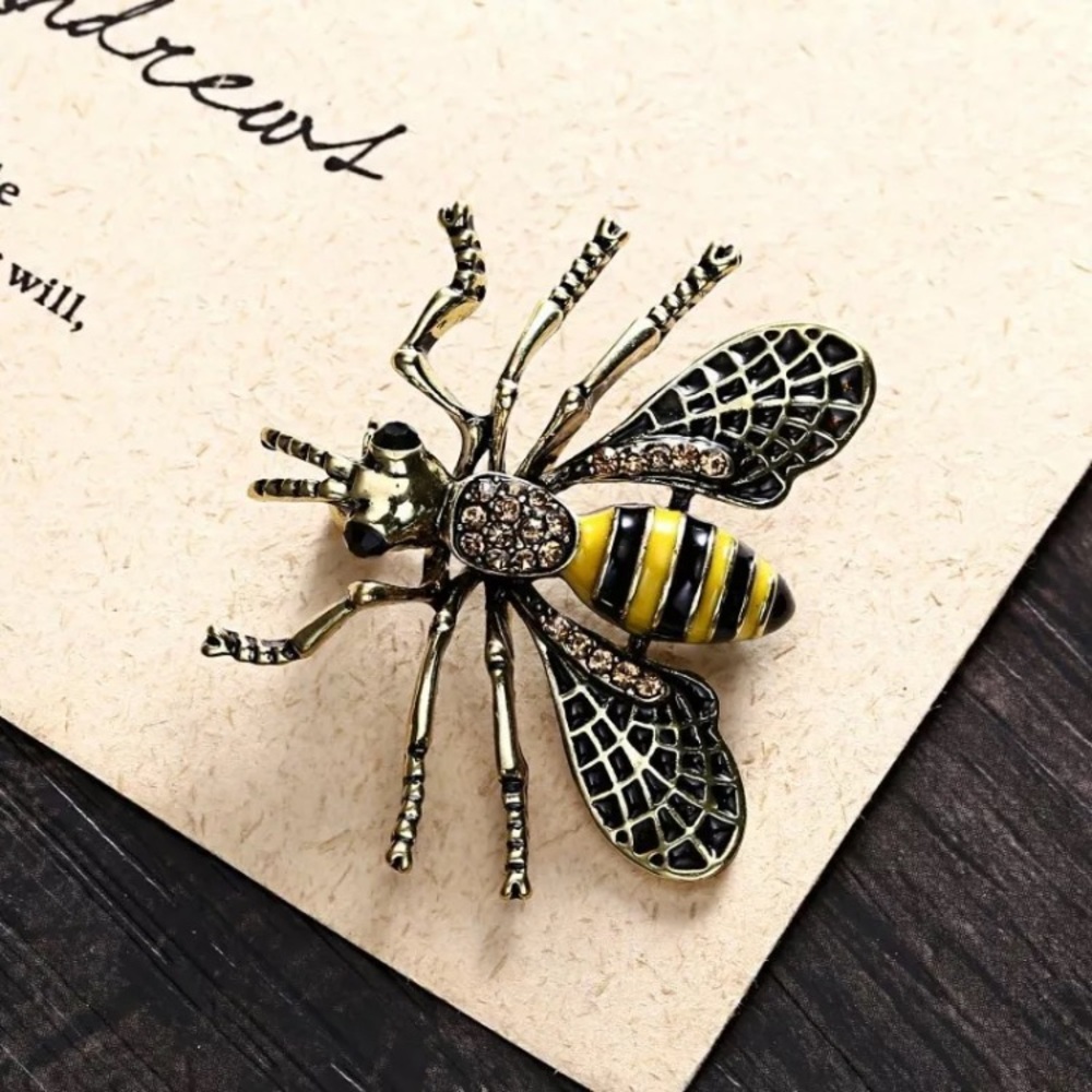 Bumble Brooch💛🖤